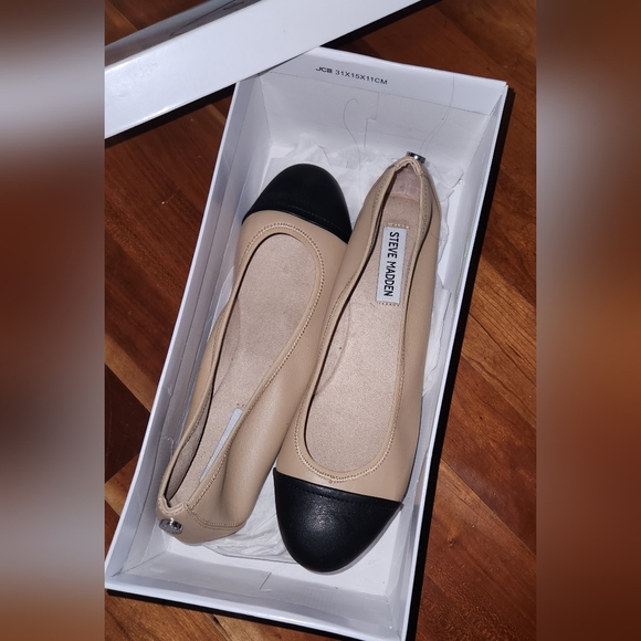 Steve Madden Beige and Black Flats - Picture 3 of 4